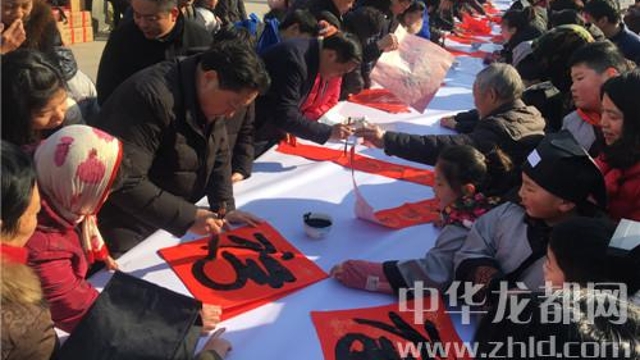 書法家揮毫送“?！?眾市民喜領春聯(lián)