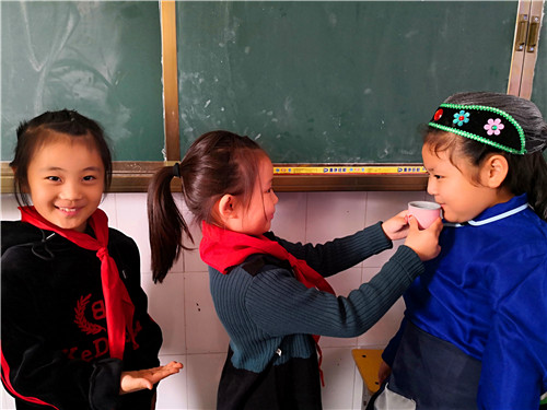 周口：小學(xué)生扮演“爺爺、奶奶” 感受重陽敬老情