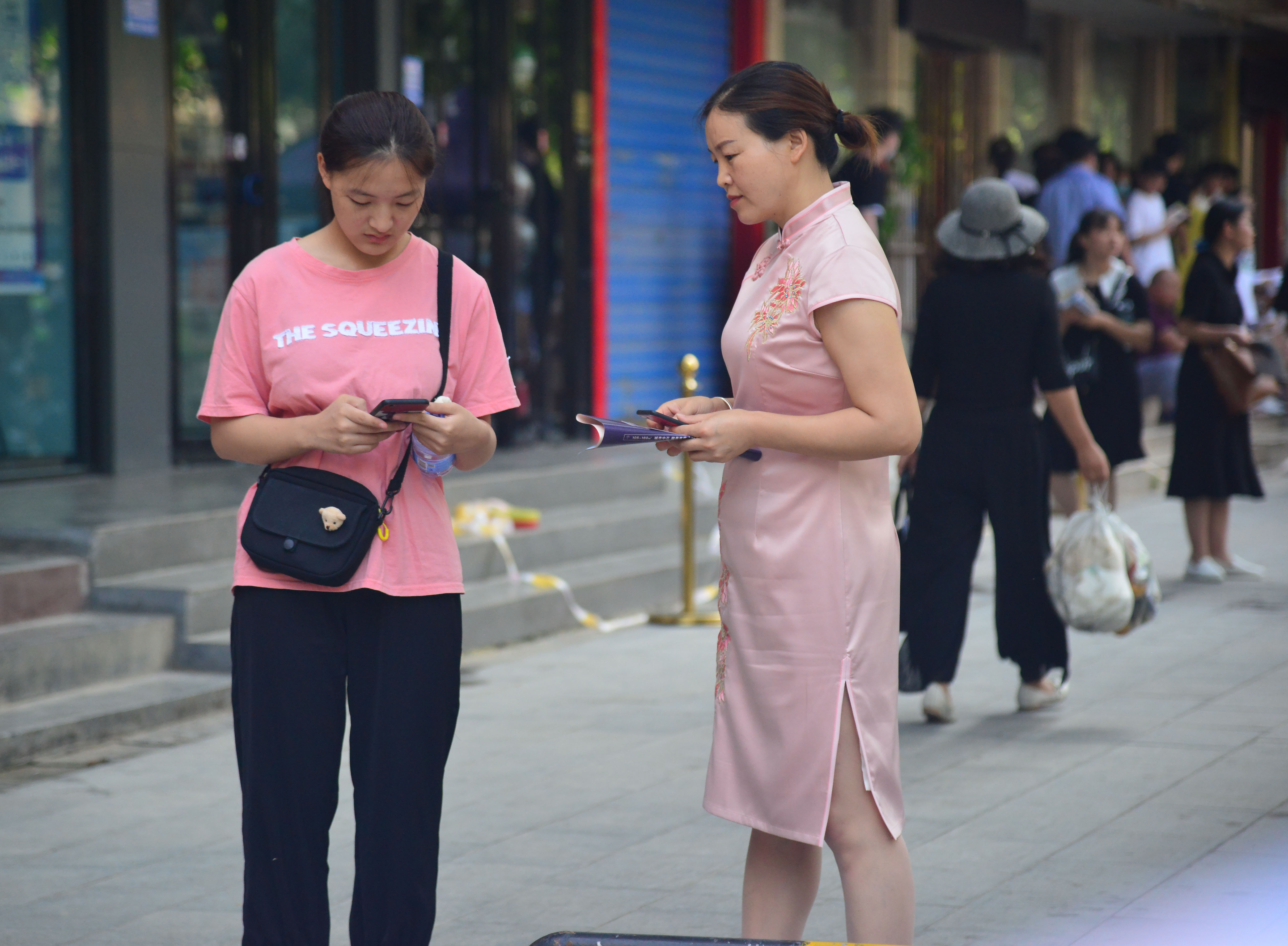 旗開得勝！高考考場外的旗袍媽媽們